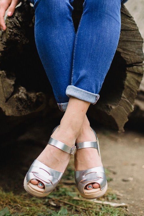 Lotta: Peep Toe Clogs Silver