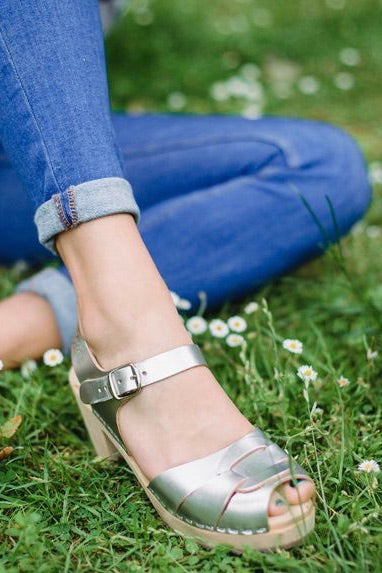 Lotta: Peep Toe Clogs Silver